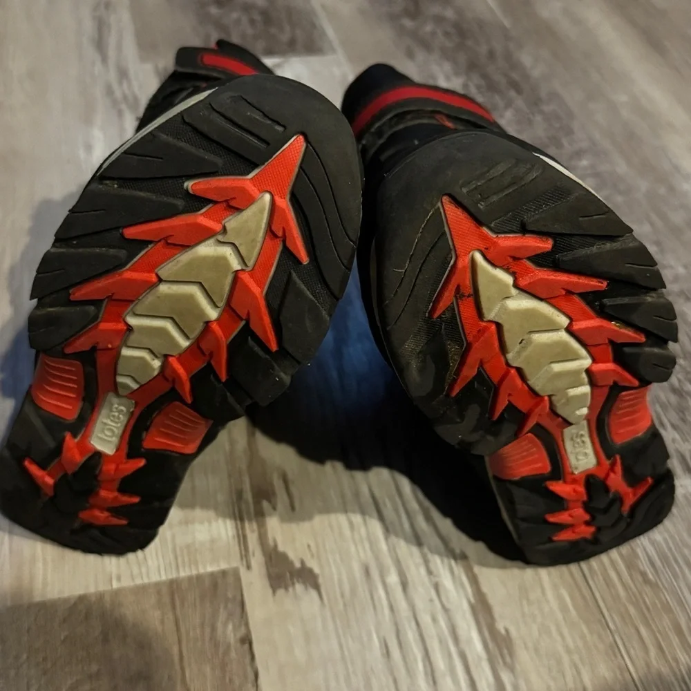 Totes Sage Kids Boys Black and Red Snow Boots